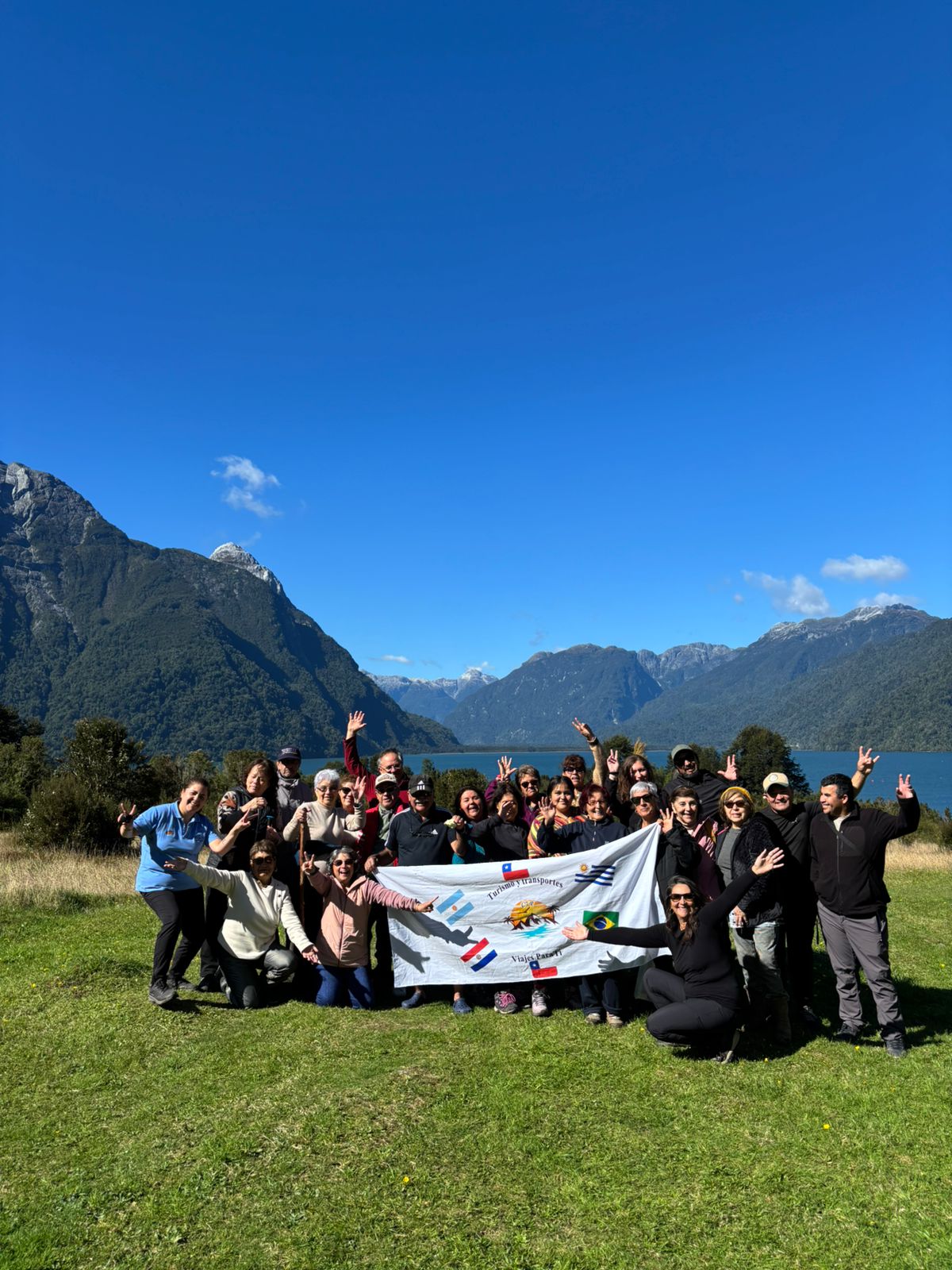 Grupo en Patagonia con bandera